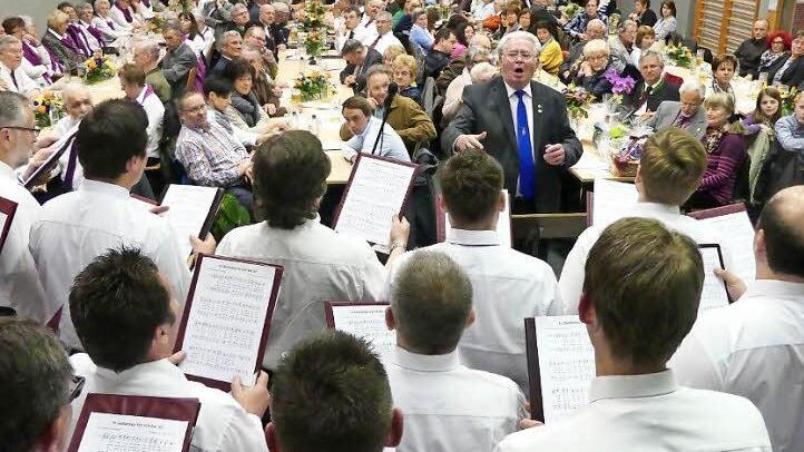 Christian Knörrer dirigierte auch bei "seinem" Konzert vor ausverkauftem Haus selbst. Foto: Dieter Hübner