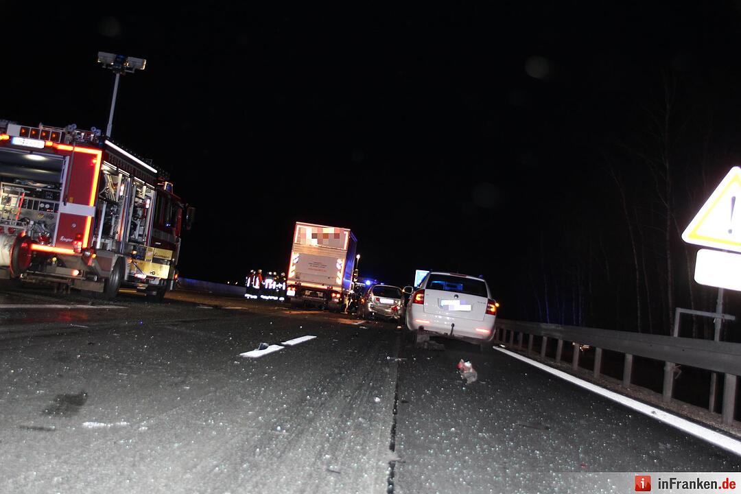 Lkw kracht auf A6 bei Nürnberg auf Stauende