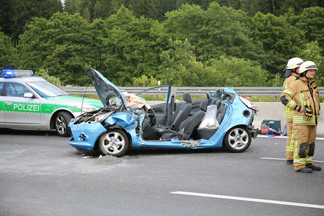 A9 im Kreis Bayreuth: Auto wird unter Lkw geschoben