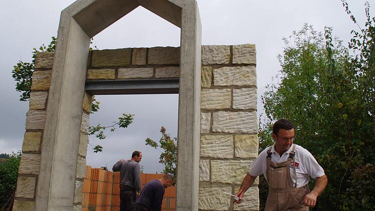 Das Ausmaß der Friedenskapelle auf dem Kronacher Gartenschaugelände ist nun schon klar erkennbar. Foto: Marco Meißner