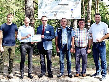 Klaus Schiffer-Weigand &uuml;berreichte den Leader-F&ouml;rderbescheid des Staatsministeriums f&uuml;r Ern&auml;hrung, Landwirtschaft und Forsten f&uuml;r den Abenteuerspielplatz an Landrat Christian Mei&szlig;ner. Mit im Bild sind (v. l.) Kreisgartenfachberater Michael Stromer, B&uuml;rgermeister Robert H&uuml;mmer, B&uuml;rgermeister Udo Dauer und Dritter B&uuml;rgermeister Manfred Hofmann. Foto: Dieter Radziej