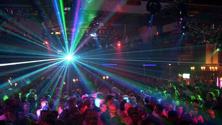 Diskothek in Nürnberg: 21-Jähriger verlor auf der Toilette sein Leben. Eine chemisch-toxikologische Untersuchung ergab, dass der junge Mann stark alkoholisiert war. Die Todesursache steht damit allerdings nicht fest. Symbolfoto: Martin Schutt/dpa