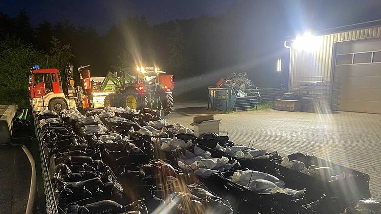 Komplettes Möbelhaus in Bindlach nach heftigem Regen von Wasser umzingelt