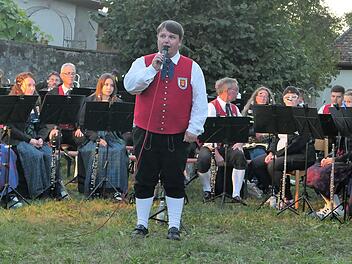 Der neue Dirigent Jürgen Kunkel mit der Blaskapelle Ebenhausen im Pfarrgarten.