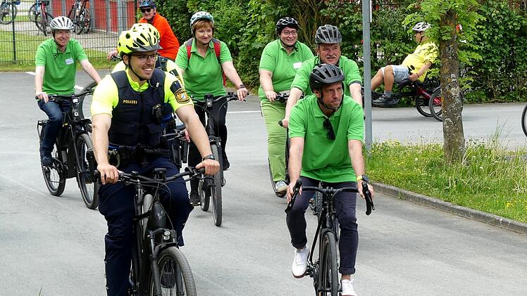 Los geht's mit Polizeischutz auf Rädern: Vorneweg Minister Thorsten Glauber, dahinter Landrat Klaus Peter Söllner, Ingrid Flieger, Bürgermeisterin Anita Sack, Regierungs-Vizepräsident Thomas Engel. Foto: Dieter Hübner