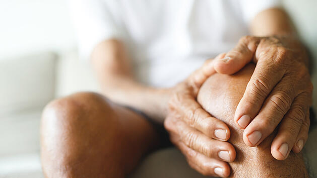 Im Urlaub wandern trotz Knie-Arthrose? Das musst du beachten