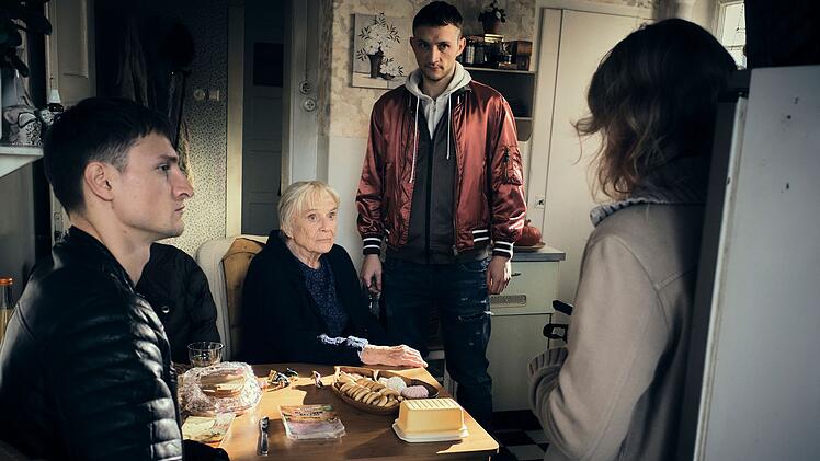 Den toxischen Familienclan verbindet "die Oma", gespielt von der zum Zeitpunkt der Dreharbeiten 87-jährigen Berliner Schauspielerin Maria Mägdefrau (zweite von links). Ihre Enkel Julia (Caroline Hellwig), Alan Maslov (Nils Hohenhövel, links) und dessen stets gewaltbereiter Bruder (Oleg Tikhomirov) sind wahre "Taugenichtse".