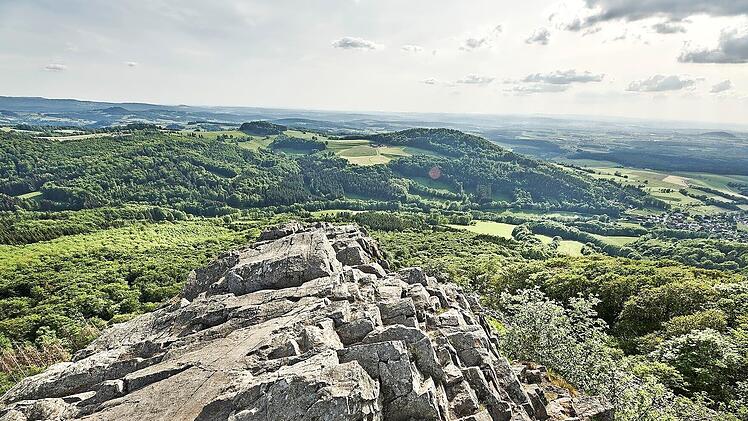 Ein herrlicher Ausblick bietet sich Wanderern auf der Milseburgtour. Hier bietet sich eine Rast an der neu er&ouml;ffneten Milseburgh&uuml;tte an.