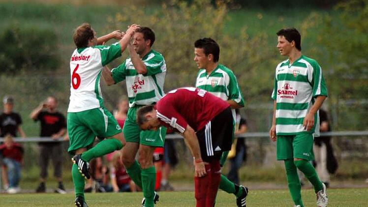 Enrico Cescutti  (2. v. l.) lässt sich 2008 für sein Tor gegen den 1. FC Nürnberg feiern - es war das 1:2.