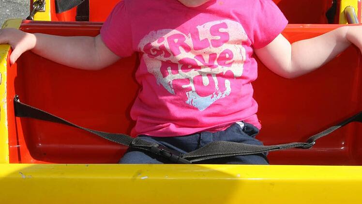 Jana Weber hält sich mit beiden Händen im Eisenbahnwagen fest, aber sie kann schon alleine fahren - und das mit zwei Jahren.