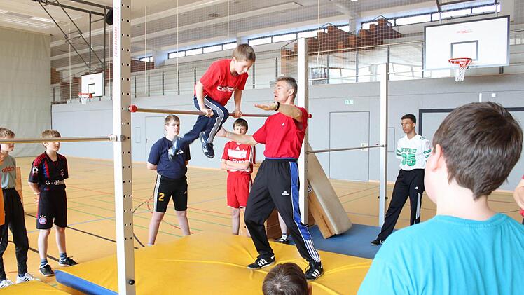 Einer turnt und alle gucken zu. "Ist das ein optimaler Sportunterricht?", fragt eine engagierte Coburger Mutter. Foto: Karlheinz Franz