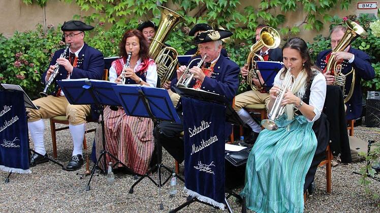 Kulturempfang des Bezirks Unterfranken auf Schloss Aschach mit den Schrolla-Musikanten aus Vasbühl. Foto: Dieter Britz
