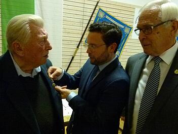 Eine wohl einmalige Auszeichnung im Vereinsleben der SpVg: Ernst Friedrich (links) wird vom Bürgermeister Martin Finzel (Mitte) die Ehrennadel für 75 Jahre Mitgliedschaft angesteckt; Vorsitzender Klaus Leonhardt (rechts) ist beeindruckt. Foto: Lothar Weidner