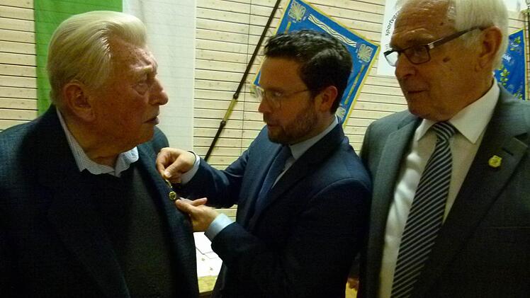Eine wohl einmalige Auszeichnung im Vereinsleben der SpVg: Ernst Friedrich (links) wird vom Bürgermeister Martin Finzel (Mitte) die Ehrennadel für 75 Jahre Mitgliedschaft angesteckt; Vorsitzender Klaus Leonhardt (rechts) ist beeindruckt. Foto: Lothar Weidner