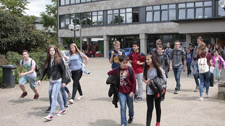 Bislang bringen nur die Schüler Farbe in die Forchheimer Realschule.   Foto: Josef Hofbauer