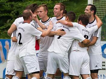 Die Sonnefelder Bezirksliga-Kicker um Spielertrainer Bastian Renk (ganz rechts) schweben derzeit auf Wolke 7. Erst der Sieg beim Vizemeister TSV Mönchröden, jetzt gegen Landesliga-Absteiger TSV Ebensfeld. Damit nicht genug: Der Aufsteiger hat nun auch noch einen tschechischen Zweitliga-Spieler verpflichtet und damit die Weichen für eine glorreiche Serie gestellt. Foto: Timo Geldner