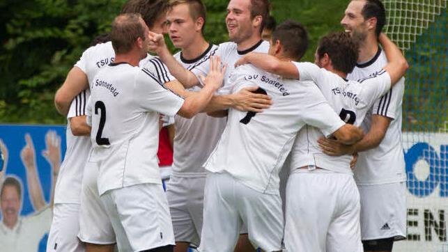 Die Sonnefelder Bezirksliga-Kicker um Spielertrainer Bastian Renk (ganz rechts) schweben derzeit auf Wolke 7. Erst der Sieg beim Vizemeister TSV Mönchröden, jetzt gegen Landesliga-Absteiger TSV Ebensfeld. Damit nicht genug: Der Aufsteiger hat nun auch noch einen tschechischen Zweitliga-Spieler verpflichtet und damit die Weichen für eine glorreiche Serie gestellt. Foto: Timo Geldner