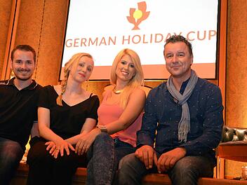 Die beiden Außenmoderatoren Bendedikt Kaltenäcker und Linda Schober, sowie Saalmoderatorin Simone Wolf und ihr Co-Moderator und Produzent Mathias Finck. Fotos: Peter Rauch