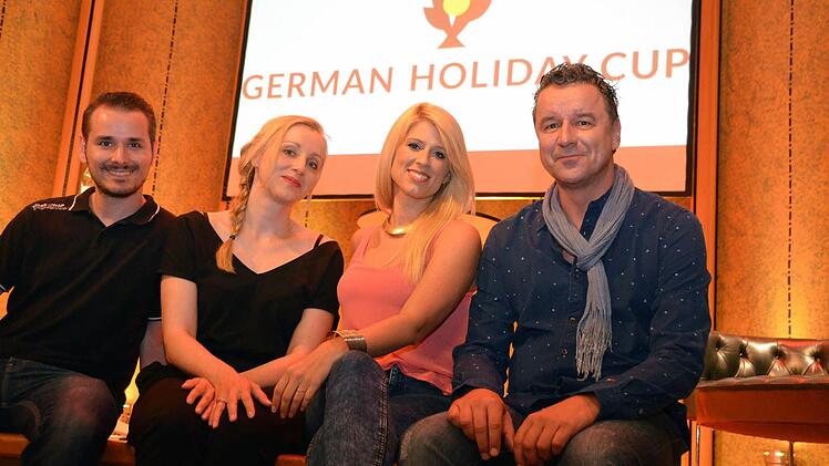 Die beiden Außenmoderatoren Bendedikt Kaltenäcker und Linda Schober, sowie Saalmoderatorin Simone Wolf und ihr Co-Moderator und Produzent Mathias Finck. Fotos: Peter Rauch