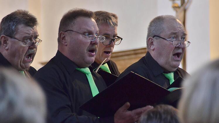 Die Organisation des Weihnachtskonzertes hatte die Sängervereinigung Burkardroth übernommen. Auch der Männerchor trat auf und gab "Die kleine Adventskantate" von Siegfried Herterich zum besten.  Foto: Kathrin Kupka-Hahn