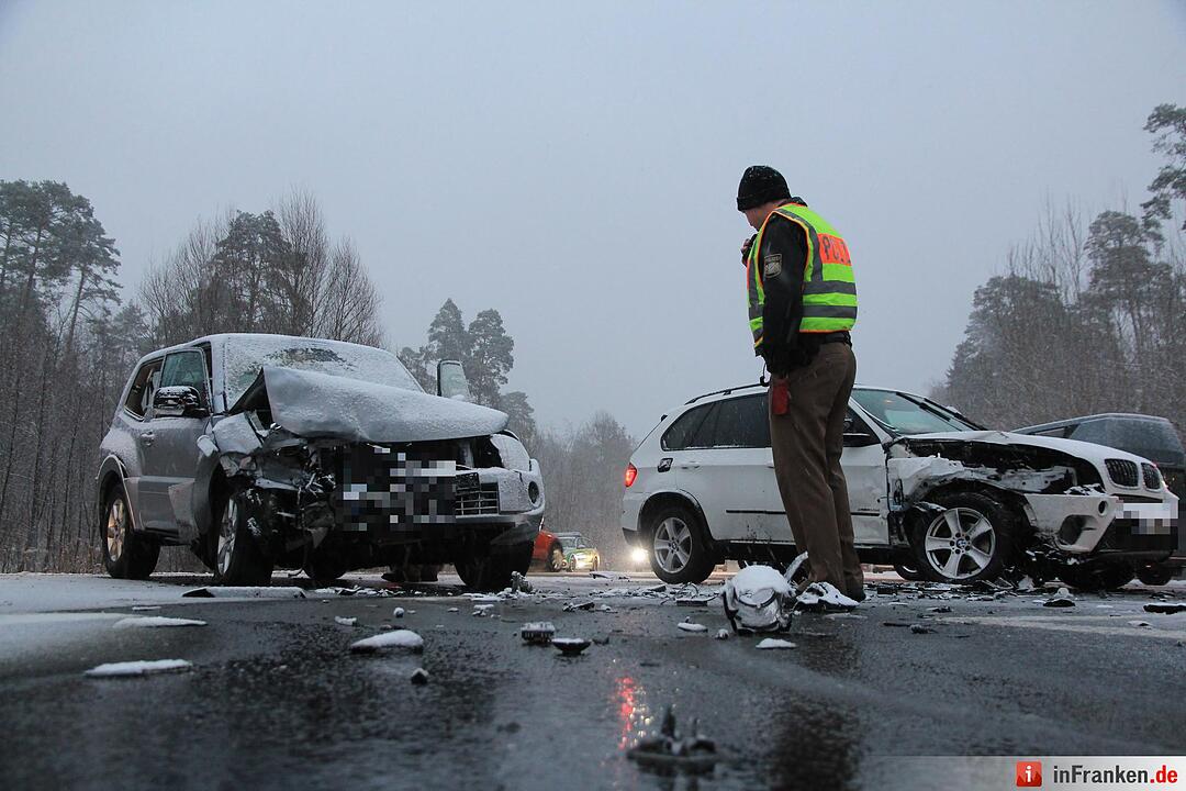 Unfall: Autos kollidieren bei Bamberg