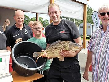 Dem Sieger Falko Meier machte dieser kapitale Karpfen ganz schön zu schaffen. Im Bild von links: Werner Pickel, Vereinsvorstand aus Mühlhausen, Gewässerwart Uwe Geyer, Nachwuchsangler Johann Kurzmann, Kurt Gohlke, der Organisator des Treffens  Foto: Evi Seeger