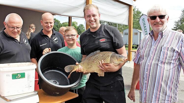 Dem Sieger Falko Meier machte dieser kapitale Karpfen ganz schön zu schaffen. Im Bild von links: Werner Pickel, Vereinsvorstand aus Mühlhausen, Gewässerwart Uwe Geyer, Nachwuchsangler Johann Kurzmann, Kurt Gohlke, der Organisator des Treffens  Foto: Evi Seeger