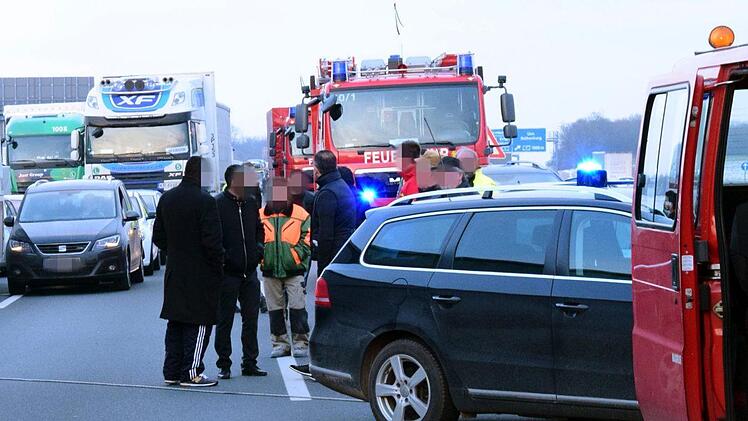 Als wären sie Touristen und der Unfallort eine Sehenswürdigkeit: Gaffer behindern nicht nur auf der Autobahn oft die Rettungsarbeiten. Manche filmen sogar verletzte oder gar getötete Mitmenschen und stellen die Fotos verbotenerweise ins Internet.  Foto: BERTHOLD DIEM
