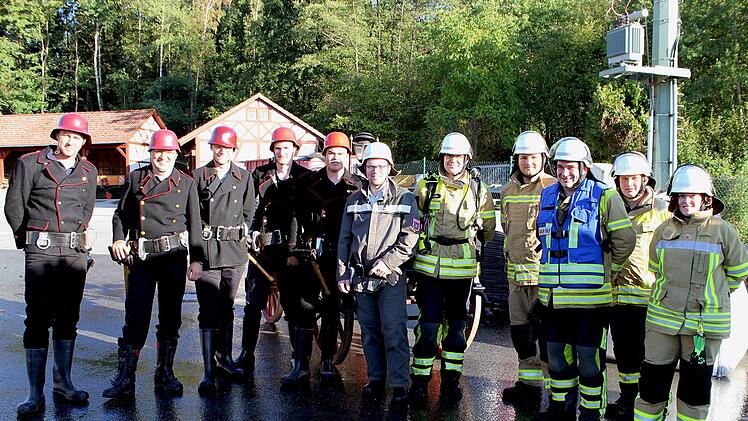 Drei Epochen aus 140 Jahren Feuerwehr: Links von der Jahrhundertwende bis Anfang der 1950er Jahre (die roten Helme kamen erst nach dem Zweiten  Weltkrieg), in der Mitte der "Bayern 2", der in Kir-chehrenbach von den 1970er bis Ende der 1990er Jahre getragen wurde, und rechts die aktuelle Schutzkleidung nach der Jahrtausendwende. Foto: Feuerwehr/Maria Müller