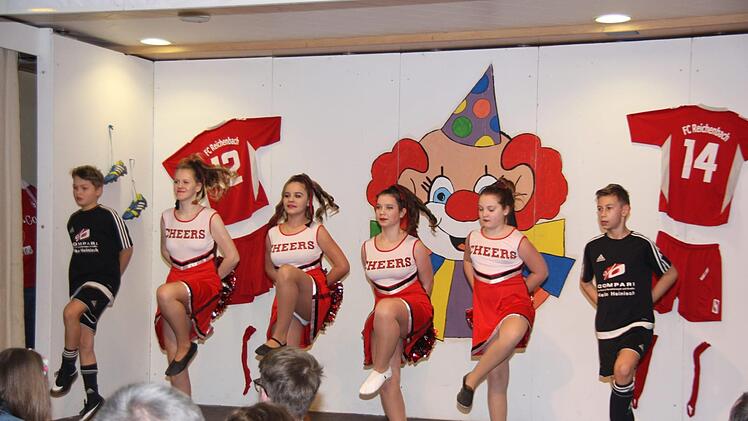 Und hoch die Beine hieß es beim Cheerleader-Tanz der Teenie-Garde Reichenbach (v. l. Paul Tüchert, Cora Hillenbrand, Nele Ludsteck, Sinah Raab, Sanne Altenberger und Michael Zufraß)