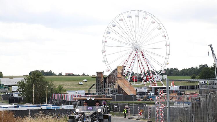 Die Polizei hat das Riesenrad auf dem Gelände des Open Beatz Festivals bei Herzogenaurach,  auf dem am Samstag ein Gast tödlich verunglückt war, gesperrt.  Momentan sei weder von technischem Versagen  noch von Einwirkungen Dritter auszugehen.  Foto: Christian Bauriedel
