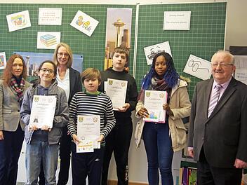 Samir Noorzaie (Zweiter von links) gewann den Englisch-Vorlesewettbewerb des Schulamtsbezirks. Das Bild zeigt ihn mit (von links) Schulamtsdirektorin Gisela Rohde, Fachberaterin Andrea Karl-Kremer, Kevin Klein, Jan Kuse, Stacy Emoufomwan und stellvertretenden Landrat Bernd Steger.  Foto: Heike Schülein