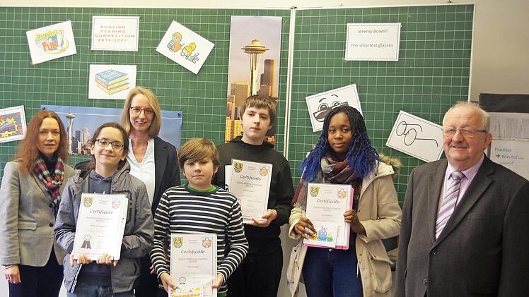 Samir Noorzaie (Zweiter von links) gewann den Englisch-Vorlesewettbewerb des Schulamtsbezirks. Das Bild zeigt ihn mit (von links) Schulamtsdirektorin Gisela Rohde, Fachberaterin Andrea Karl-Kremer, Kevin Klein, Jan Kuse, Stacy Emoufomwan und stellvertretenden Landrat Bernd Steger.  Foto: Heike Schülein