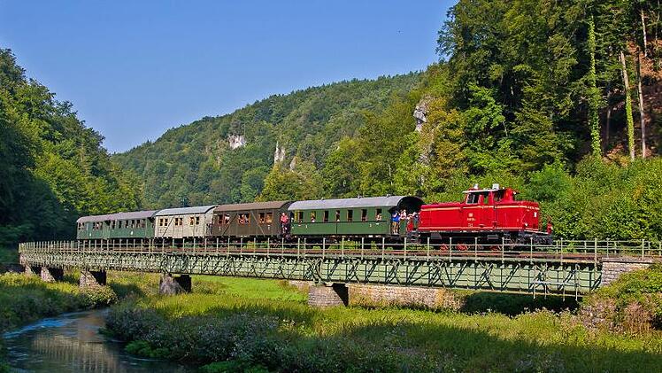 Der Zug rollt auf der Hindenburgbrücke bei Behringersmühle. Foto: Florian Fraaß