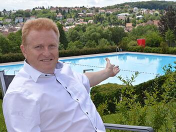 Sommerzeit, Badezeit: Das gilt nun auch wieder f&uuml;r Ma&szlig;bach. Im Bild hat B&uuml;rgermeister Matthias Klement auf einem Stuhl am Kiosk Platz genommen. Foto: Isolde Krapf