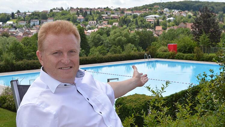 Sommerzeit, Badezeit: Das gilt nun auch wieder f&uuml;r Ma&szlig;bach. Im Bild hat B&uuml;rgermeister Matthias Klement auf einem Stuhl am Kiosk Platz genommen. Foto: Isolde Krapf