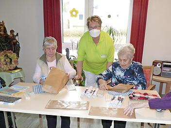 Gerda Schmid, Renate Lange, Lilo Grunow und Margareta Maderer (v.l.) sind begeistert bei der Sache gemeinsam mit Pflegedienstleiterin Heike Schubert (in der Mitte stehend).