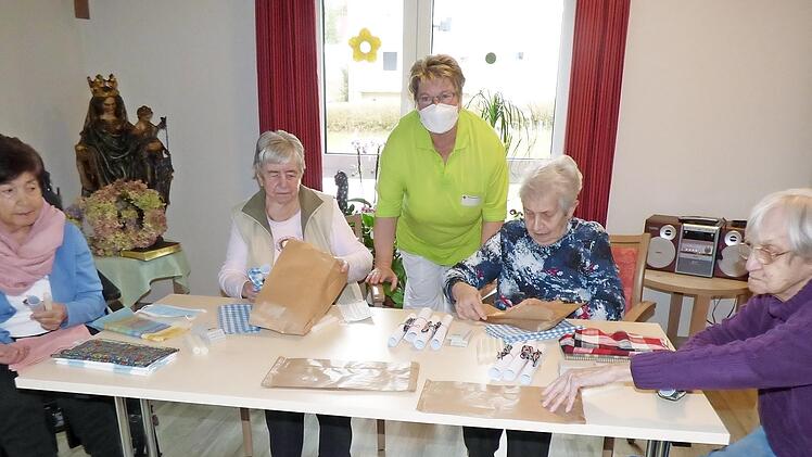 Gerda Schmid, Renate Lange, Lilo Grunow und Margareta Maderer (v.l.) sind begeistert bei der Sache gemeinsam mit Pflegedienstleiterin Heike Schubert (in der Mitte stehend).