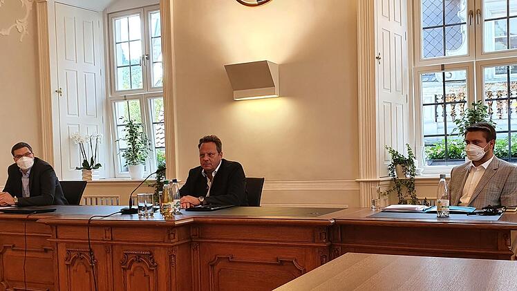 Pressekonferenz im Rathaus zum Kulmbacher Schlachtof: (von links) Hauptamtsleiter Matthias Schmidt, OB Ingo Lehmann und Pressesprecher Jonas Gleich. Foto: Christine Fischer