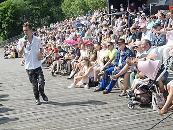 Eine prall gefüllte Tribüne beim Open Air wie 2019 auf der Seebühne am Landesgartenschaugelände in Kronach wünscht sich „1000 Herzen“ bald wieder, doch die für Sonntag, 25. Juli, geplante Veranstaltung musste abgesagt werden.