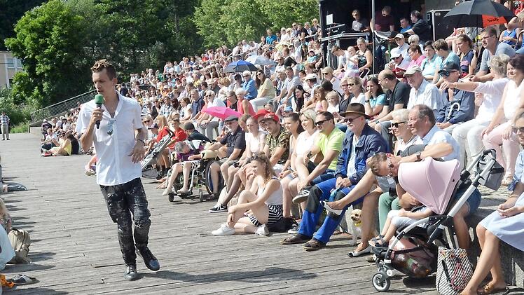 Eine prall gefüllte Tribüne beim Open Air wie 2019 auf der Seebühne am Landesgartenschaugelände in Kronach wünscht sich „1000 Herzen“ bald wieder, doch die für Sonntag, 25. Juli, geplante Veranstaltung musste abgesagt werden.