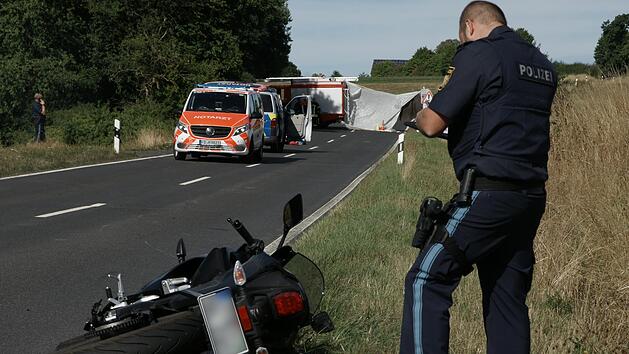 Zu einem t&ouml;dlichen Motorradunfall kam es am Montagnachmittag direkt an der Landkreisgrenze zwischen Altenhof und Motten. Eine 16-J&auml;hrige starb noch an der Ungl&uuml;cksstelle. Foto: Steffen Standke