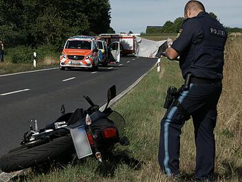 Zu einem tödlichen Motorradunfall kam es am Montagnachmittag direkt an der Landkreisgrenze zwischen Altenhof und Motten. Eine 16-Jährige starb noch an der Unglücksstelle. Foto: Steffen Standke