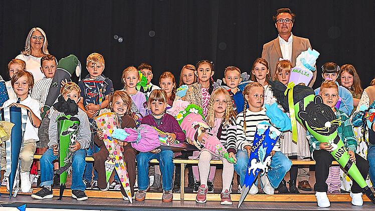 Die Schulanf&auml;nger aus der 1b mit ihrer Klassenlehrerin Julika Wendrich. Jeweils mit im Bild ist Schulleiter Rektor Stefan Kern. Dieter Radziej