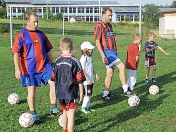 Auf welchem Tabellenplatz sie stehen, wollen auch die Jüngsten wissen, sagen Klaus Hofmann (links) und Rüdiger Müller, die die F2 der JFG Thurnauer Land trainieren. Ranglisten gibt es in der Fair-Play-Liga aber nicht. Foto: Peter Mularczyk