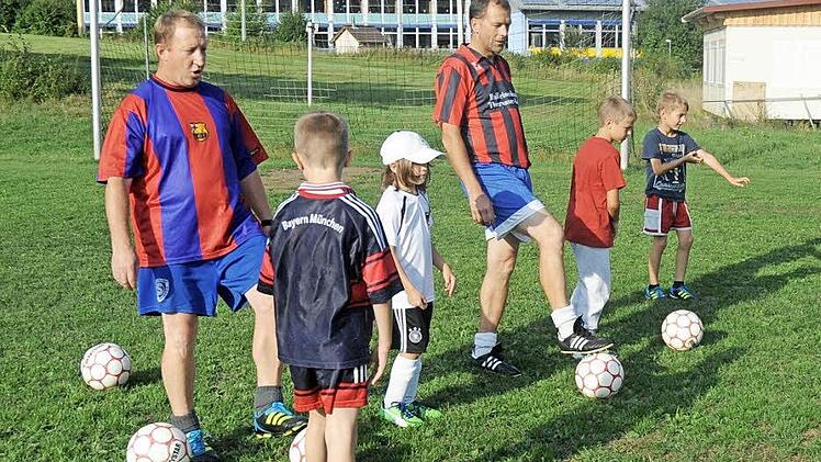 Auf welchem Tabellenplatz sie stehen, wollen auch die Jüngsten wissen, sagen Klaus Hofmann (links) und Rüdiger Müller, die die F2 der JFG Thurnauer Land trainieren. Ranglisten gibt es in der Fair-Play-Liga aber nicht. Foto: Peter Mularczyk