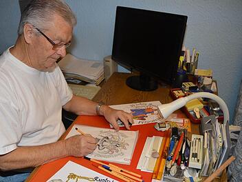 Georg Tannhäuser setzt die letzten Striche zum Entwurf des Faschings-Ordens "Ruotnkernge Faschingszauber" an. Nun wird der Entwurf auf den Porzellan- Orden eingebrannt. Foto: K.-H. Hofmann