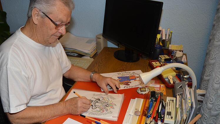 Georg Tannhäuser setzt die letzten Striche zum Entwurf des Faschings-Ordens "Ruotnkernge Faschingszauber" an. Nun wird der Entwurf auf den Porzellan- Orden eingebrannt. Foto: K.-H. Hofmann