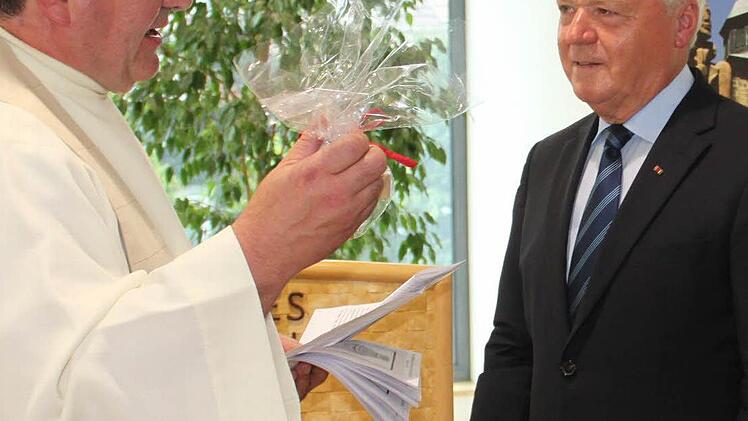 Pfarrer Diter Glaeser überreichte dem Bürgermeister ein Mosaik-Kreuz als Geschenk zur Einweihung.