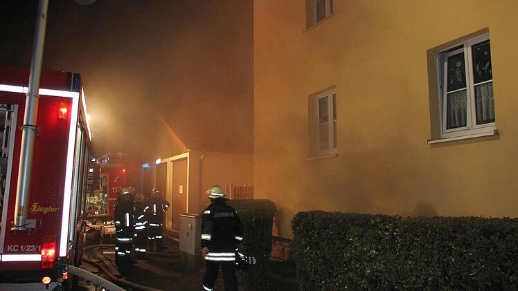 Immer wieder drang Rauch aus den Kellerräumen.  Foto: Friedwald Schedel